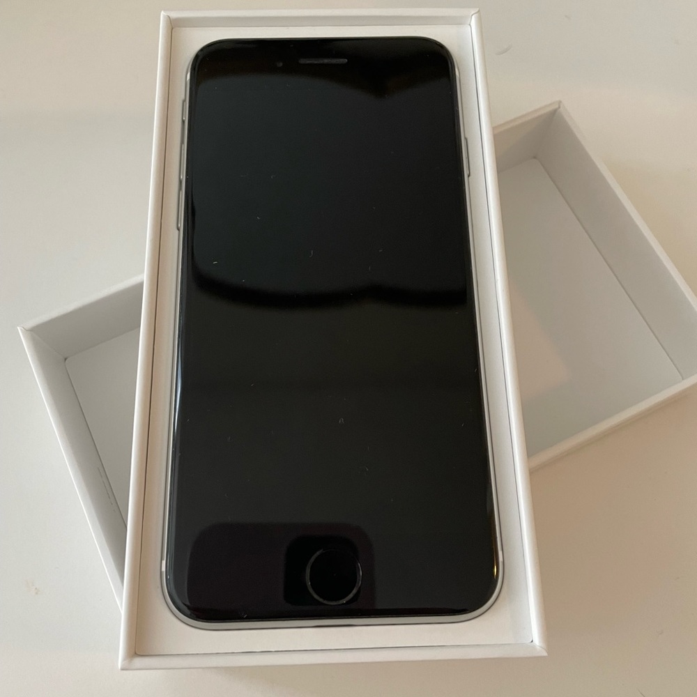 (SOLD) EXCELLENT CONDITION iPhone SE 2nd - purchased do not buy